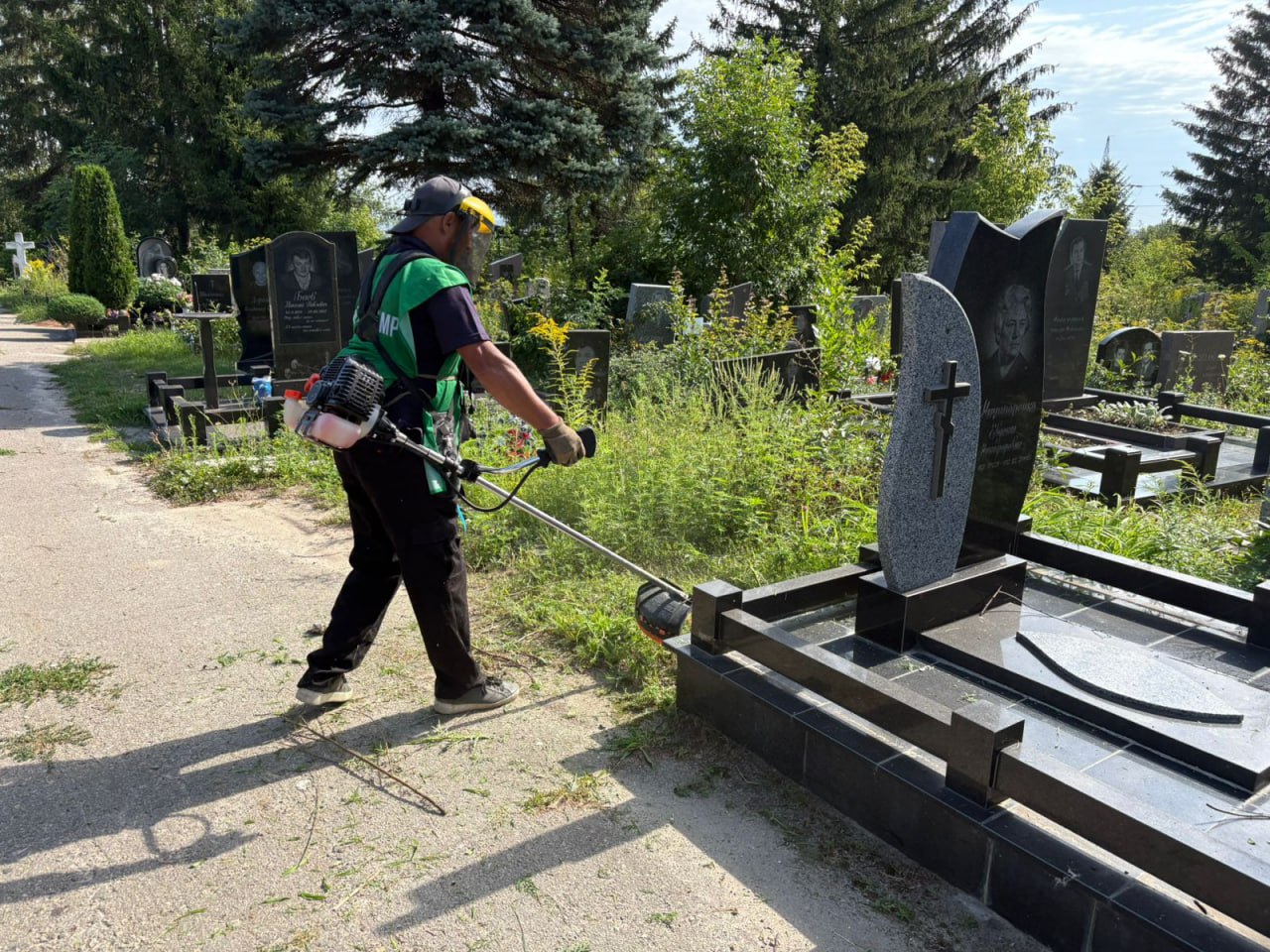 У Харкові впорядковували території міських кладовищ (фото)